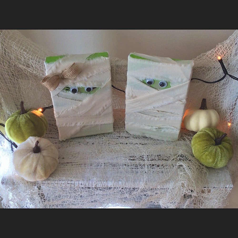 Set of 2 wood block mummies